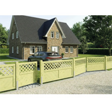 Holzzaun mit Gitterelementen und geschlossenen Paneelen vor einem Backsteinhaus mit Einfahrt und Auto.