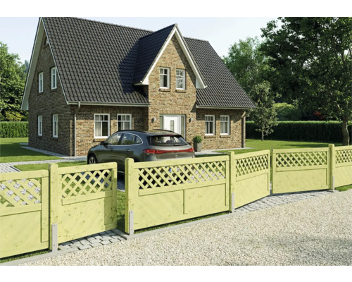 Holzzaun mit Gitterelementen und geschlossenen Paneelen vor einem Backsteinhaus mit Einfahrt und Auto.