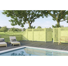 Grande terrasse avec piscine, platelage en bois sombre et clôture de jardin en bois vert clair munie de treillis décoratifs.