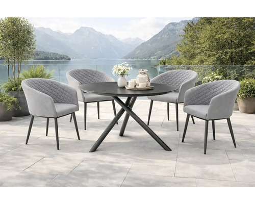 Gartenszene mit rundem Esstisch und vier Stühlen