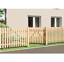 Clôture à lattes en bois avec dessus arrondi et portillon, installée sur une pelouse devant une maison avec des supports de poteaux métalliques.