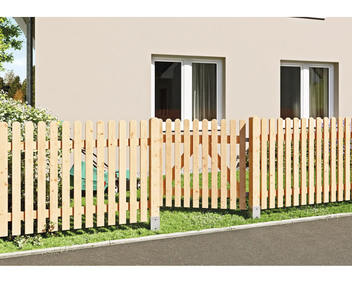 Clôture à lattes en bois avec dessus arrondi et portillon, installée sur une pelouse devant une maison avec des supports de poteaux métalliques.