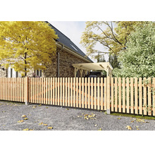Clôture en bois composée de lattes claires à bouts arrondis avec portillon devant une maison et un abri voiture.