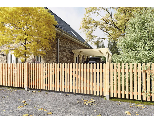 Clôture en bois composée de lattes claires à bouts arrondis avec portillon devant une maison et un abri voiture.