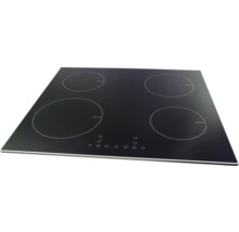 Table de cuisson à induction noire en vitrocéramique avec quatre zones de cuisson et commande tactile.