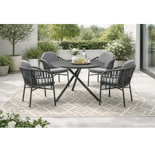 Scène de jardin avec une table ronde et quatre chaises sur un tapis à motifs