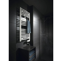 Radiateur sèche serviettes blanc moderne sur un mur carrelé sombre à côté de la douche vitrée dans une salle de bains.