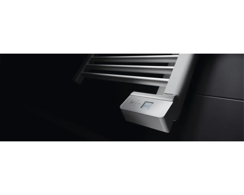 Unité de commande numérique d'un radiateur de salle de bains avec affichage de 22,5 degrés Celsius.