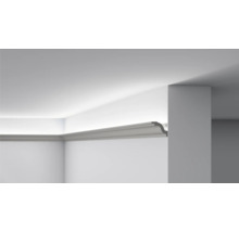 Corniche décorative sur mur et plafond dans une pièce