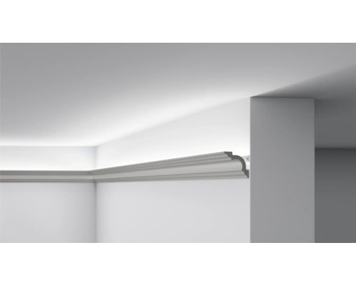 Beleuchtete Deckenleiste in einem Raum