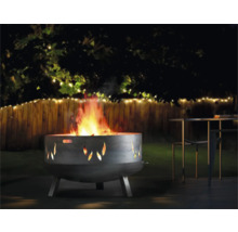 Brasero de jardin avec flammes et décoration