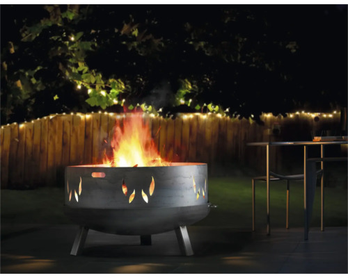 Brasero de jardin avec flammes et décoration