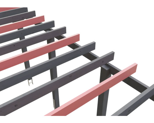 Holzkonstruktion einer Pergola mit horizontalen Holzbalken und Sparren.