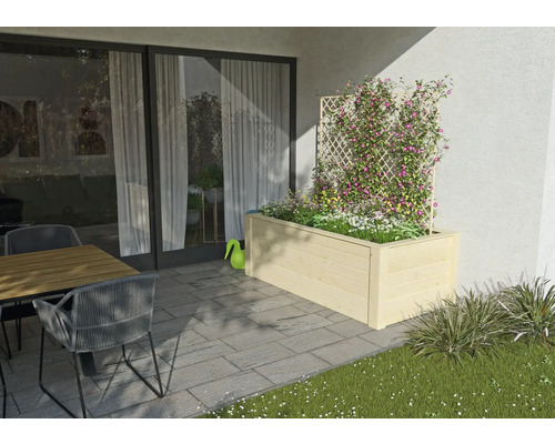 Holzpflanzkasten mit Rankgitter und Pflanzen auf einer Terrasse mit Tisch und Stühlen