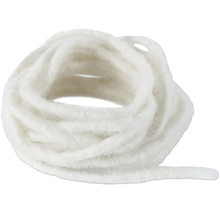Cordon blanc enroulé en matériau fibreux.
