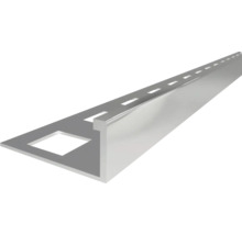 Profilé d'angle pour carrelage en métal avec aile de fixation perforée.