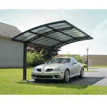 Auto unter einem Carport mit Metallrahmen und transparenter Bedachung.