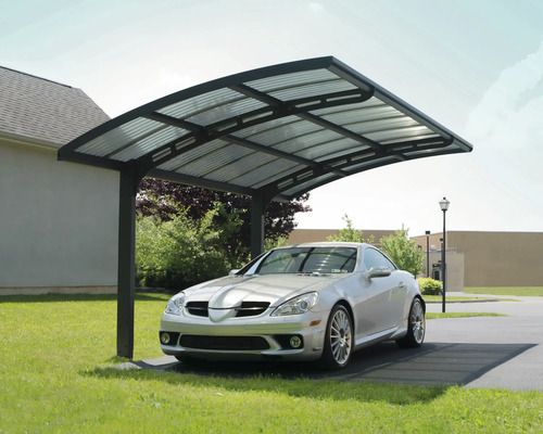 Auto unter einem Carport mit Metallrahmen und transparenter Bedachung.