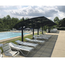 Schwimmbadbereich mit Liegestühlen und Überdachung.