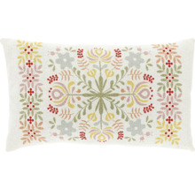 Rechteckiges Dekokissen mit buntem Blumenmuster und folkloristischen Motiven.