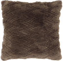 Quadratisches Zierkissen aus weichem Kunstfell mit Wellenmuster in Braun.