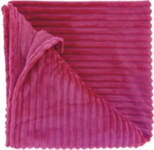 Couverture rose avec une structure de surface douce et côtelée en aspect velours côtelé.