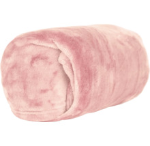 Couverture polaire rose douce et roulée.