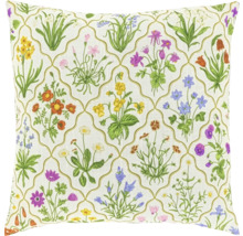 Dekokissen mit botanischem Blumenmuster und goldfarbenem Gitterdesign.