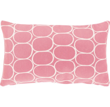 Rechteckiges rosa Zierkissen mit weißem geometrischem Muster aus Ovalen.