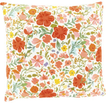 Quadratisches Dekokissen mit buntem Blumenmuster aus verschiedenen Blüten und Blättern.