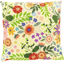 Quadratisches Zierkissen mit buntem Blumenmuster und grünen Blättern.