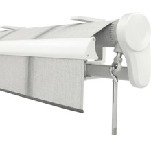 Vue détaillée d'un store à bras articulés blanc avec manivelle, toile rayée et support de montage.