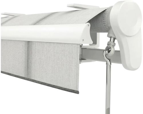 Vue détaillée d'un store à bras articulés blanc avec manivelle, toile rayée et support de montage.