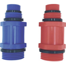 Deux raccords de collecteur en plastique, bleu et rouge, avec filetage extérieur et joints en caoutchouc.