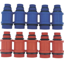 Jeu de 10 raccords de tuyau en plastique, cinq bleus et cinq rouges, avec filetage et joints d'étanchéité noirs.