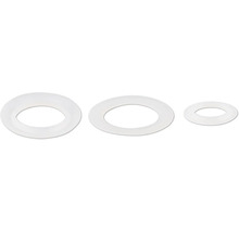 Trois joints d'étanchéité blancs en plastique de différentes tailles pour les installations sanitaires.