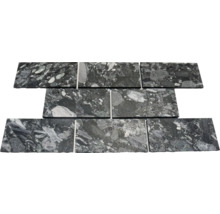 Natursteinfliesen im Verband verlegt, schwarz-grauer Granit mit ausgeprägter Maserung und hellen Einschlüssen.