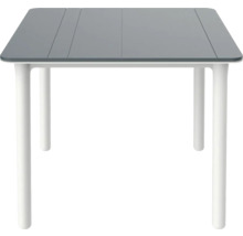 Moderner Gartentisch mit rechteckiger Tischplatte in Lattenoptik und vier runden Standbeinen.