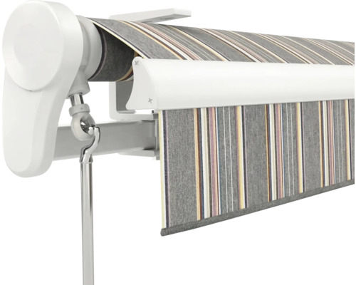 Nahaufnahme einer Kassettenmarkise mit gestreiftem Stoff, weißem Gehäuse und Handkurbel für den Sonnenschutz.