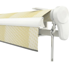 Store avec entraînement par manivelle, toile à motifs et coffre blanc.