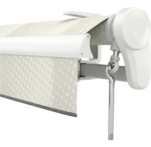 Store enrouleur avec coffre blanc, tissu à motifs et raccord de manivelle.