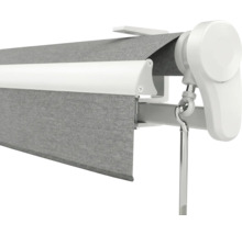 Graue Markise mit weißem Rahmen und Kurbelmechanismus zur manuellen Bedienung.