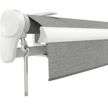 Nahaufnahme einer Kassettenmarkise mit grauem Stoff, weißem Gehäuse und Gelenk für die Handkurbel.