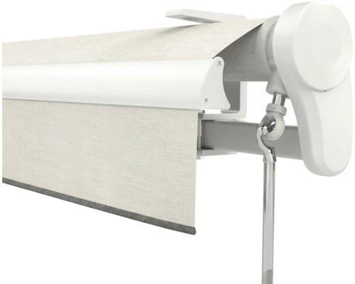 Nahaufnahme einer weißen Gelenkarmmarkise mit Vollkassette, hellem Stofftuch und Metallkurbelöse.