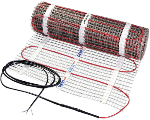 Trame chauffante électrique DEVI, 150 Watts par mètre carré, partiellement déroulée sur treillis avec câble de raccordement.