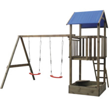 Kletterturm aus Holz mit zwei roten Schaukeln, Spielturm mit blauem Dach und integriertem Sandkasten.