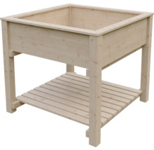 Quadratisches Hochbeet aus hellem Holz mit einer Ablagefläche im unteren Bereich.
