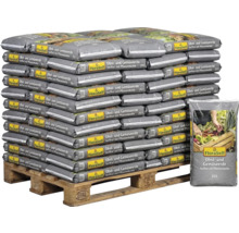 Palette en bois avec des sacs de 20 litres de terreau fruits et légumes FloraSelf, sans tourbe avec biochar. Un sac est posé verticalement à côté.