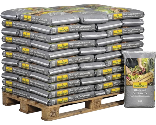 Holzpalette mit gestapelten 20 Liter Säcken FloraSelf Obst- und Gemüseerde, torffrei mit Pflanzenkohle. Ein Sack steht aufrecht daneben.