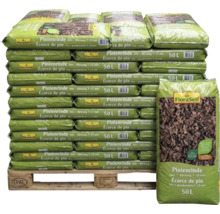 FloraSelf Pinienrinde fein, Körnung 7 bis 15 Millimeter, 50 Liter Säcke auf einer Palette gestapelt.